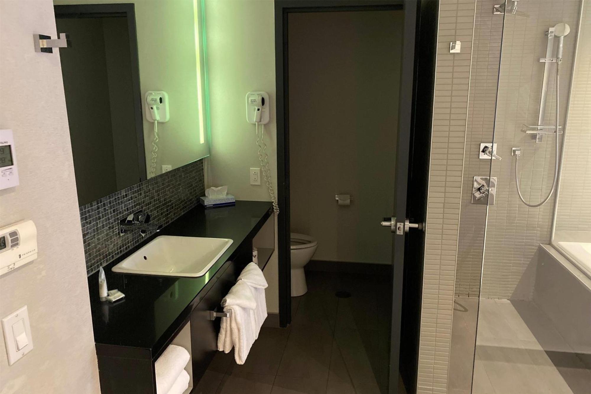 Ramada By Wyndham Hotel Laval